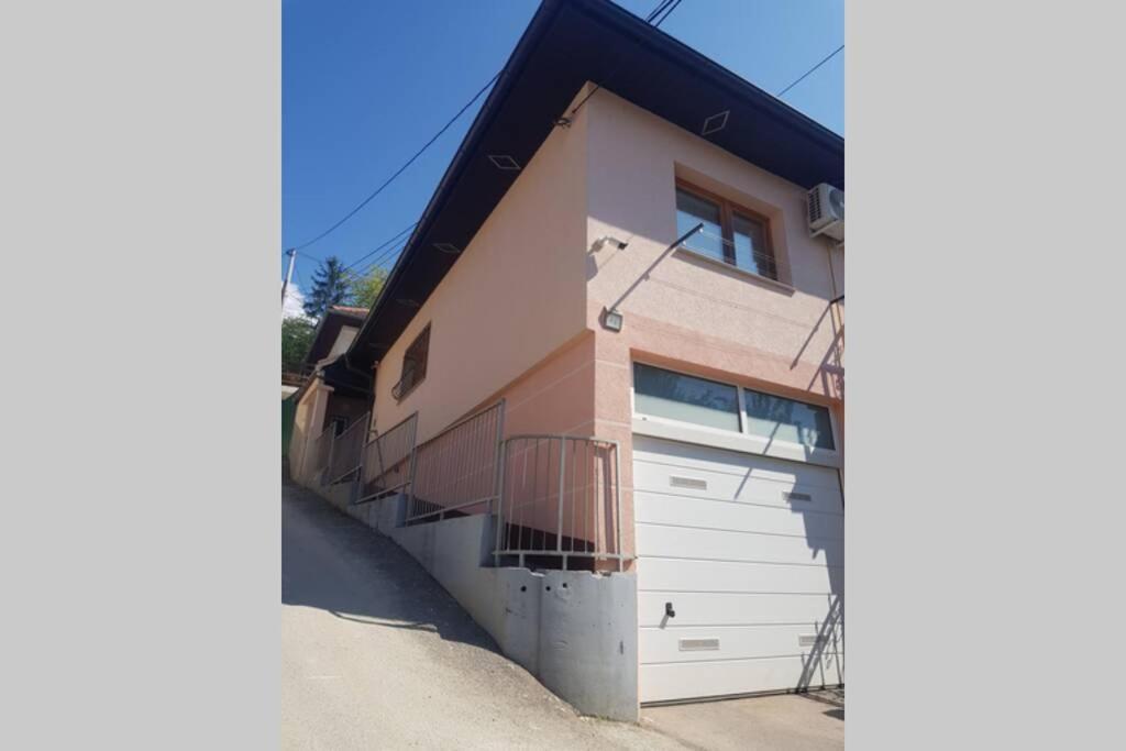 Apartman Sa Garazom I Internetom 사라예보 외부 사진